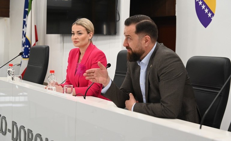 files/.tmb/direktorica-medicinske-skole-u-zenici-nedzada-alispahic-i-ministar-mirza-musija.jpg