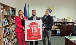 Zahvalnica Vladi ZDK: Predstavnici RK „Krivaja“ uručili dres ministru Mušiji