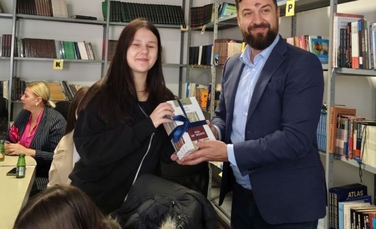 files/posjeta-ucenika-nastavnika-i-predstavnika-galerije-preporod-3.jpg